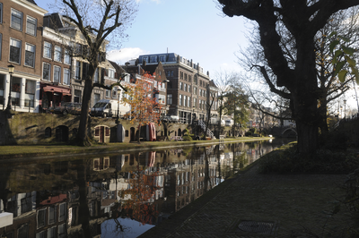 909311 Gezicht op de Oudegracht te Utrecht, met de panden Oudegracht 352 (links) -hoger.